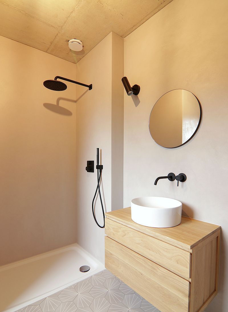 warmtoniges-badezimmer-mit-fugenlos-gespachtelten-waenden-sichtbetondecke-und-meditarranem-fliesenboden-1